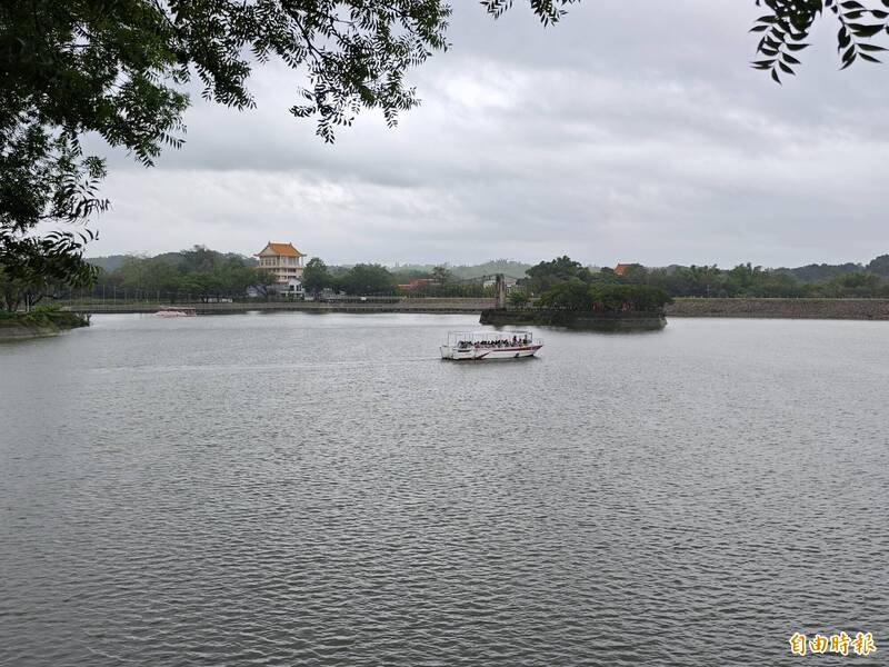 下游注意！持續降雨水位攀升 台灣第一水庫今年首度溢流