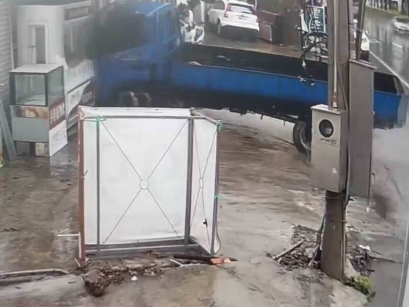 畫面曝光！小貨車天雨路滑甩尾撞進店家 蔬食店全毀