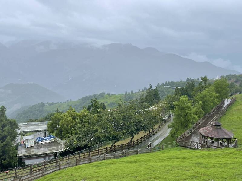 南投仁愛視雨量評估停班課 清境休園趁雨歇巡檢