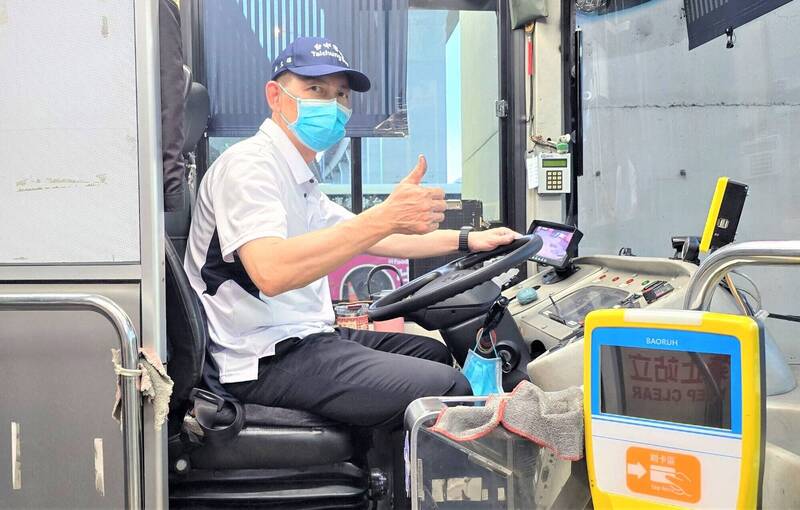 台中客運駕駛見學生身體有異狀停車通報119  還陪同等救護車到場才開車