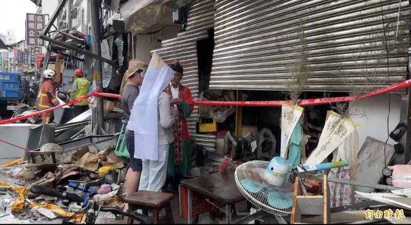 新竹氣爆釀麵包店老夫妻雙亡！女兒緊握媽媽衣服招魂擲筊1次獲允杯