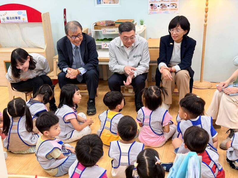 與卓揆訪視新莊非營利幼園  蘇巧慧提友善育兒政見