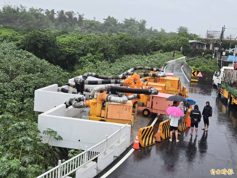屏東萬丹灣內抽水站完成試抽  6台抽水機備戰