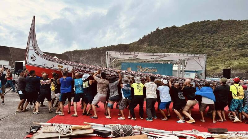 蘭嶼拼板舟中斷300年重返巴丹島 遇豪雨風浪延至15日前出發