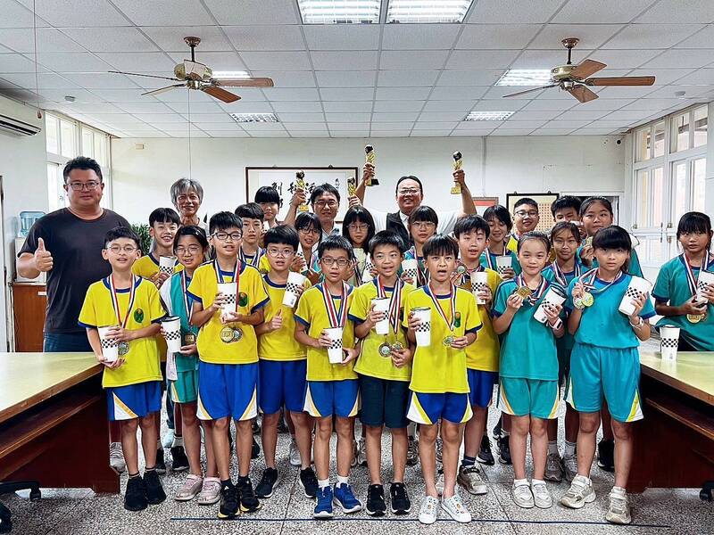 文澳國小木球隊全國賽勇奪6金5銀3銅 黃健忠到校表揚