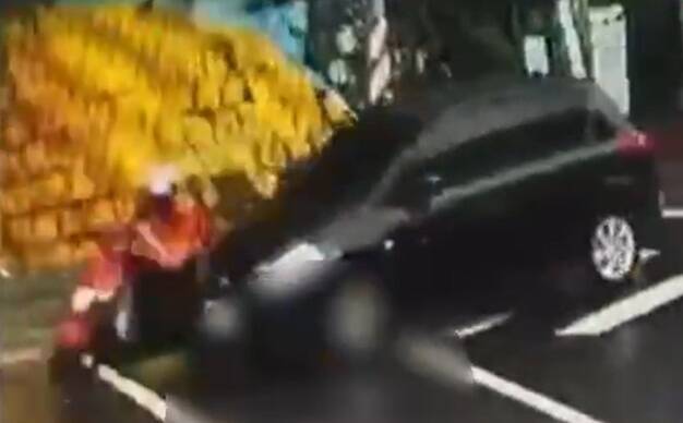 兩車並行！高雄汽車右轉撞機車 騎士與死神搏命