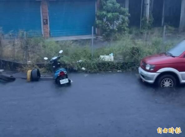 彰化咕嚕咕嚕！強降雨炸裂 溪湖交流道下方積水掀波浪