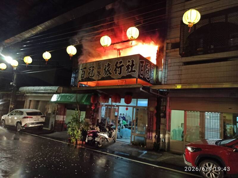 嘉市朝陽街旅行社火災 2樓全面燃燒