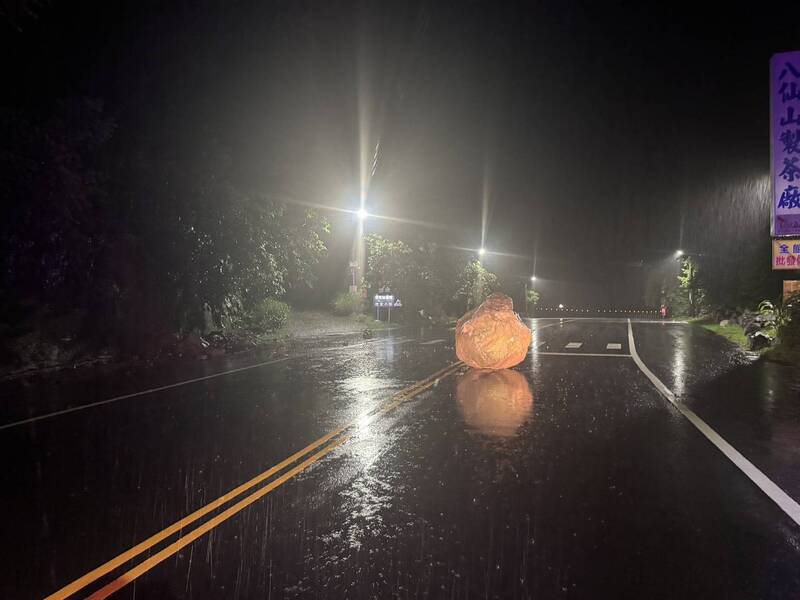 豪雨造成巨石掉落  橫躺台八線