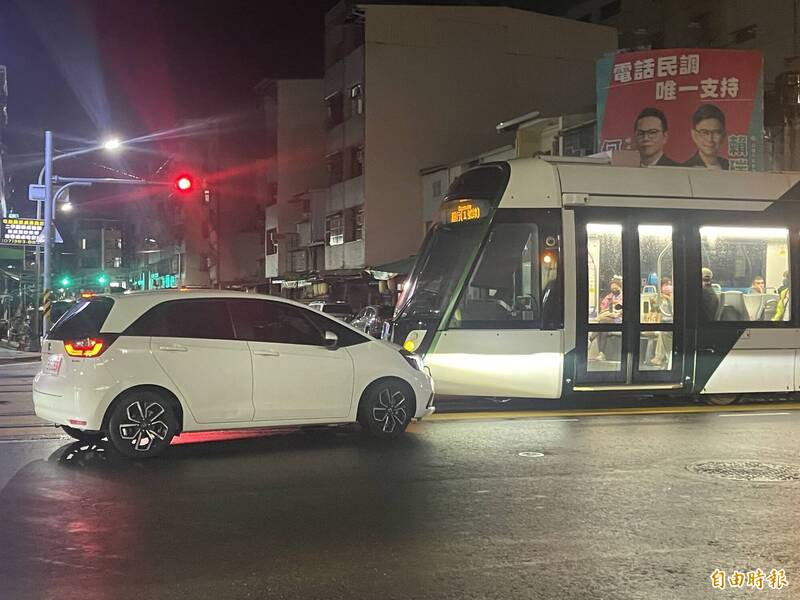 獨家》高雄輕軌深夜遭轎車擦撞 30乘客無奈枯等