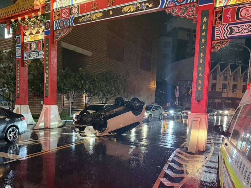 驚險！休旅車猛撞彰化八卦山牌樓  四輪朝天翻覆