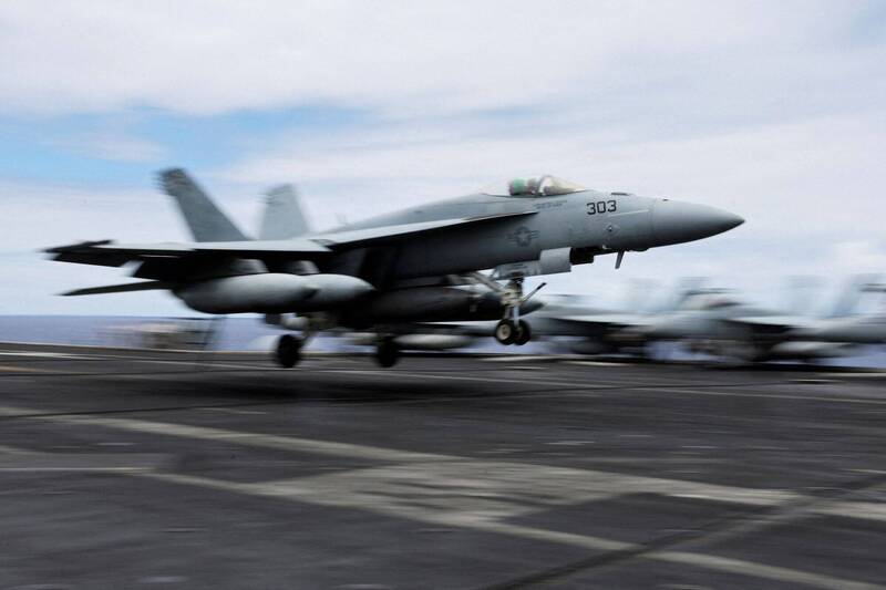駛向伊朗遭鎖定！美軍F/A-18射彈癱瘓油輪 24名船員驚險獲救