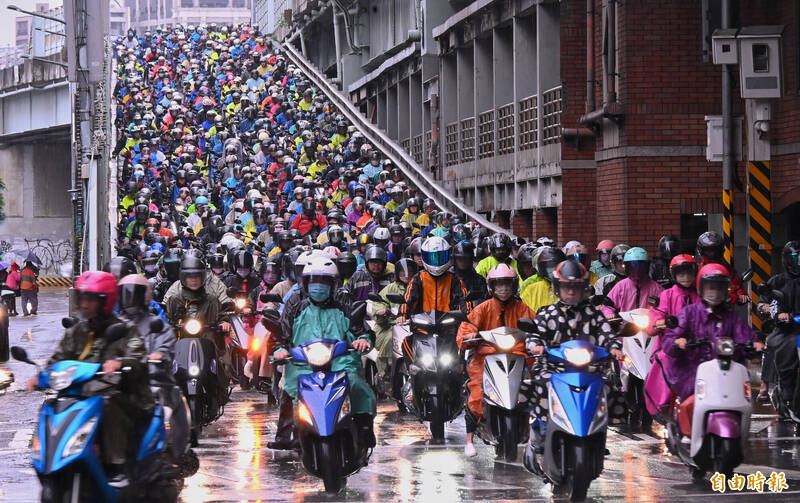 雨天騎車穿1神器「小腿以下全乾爽」 一票人大讚:超好用!