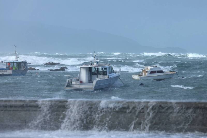 11公尺高巨浪襲紐西蘭 當地飛機遭強風吹倒