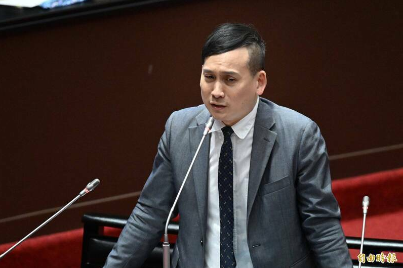 民眾質問何時要過總預算? 葉元之竟回嗆「人綠腦殘」引爆眾怒!