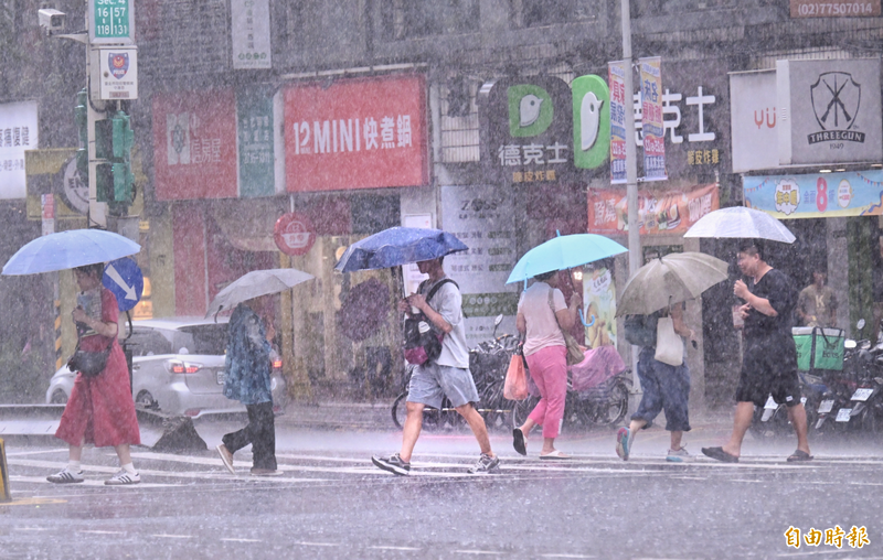 豪雨炸不停！6/10停班停課一次看 1縣市率先宣布明天繼續放（不斷更新）