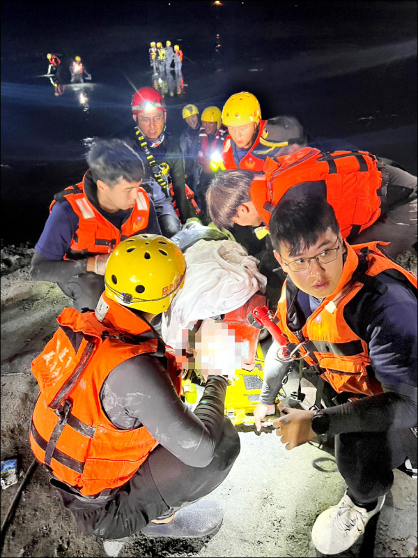 遭洪水沖走 受困河道泥沼逾16小時 馬太鞍溪失聯工地主任 奇蹟獲救