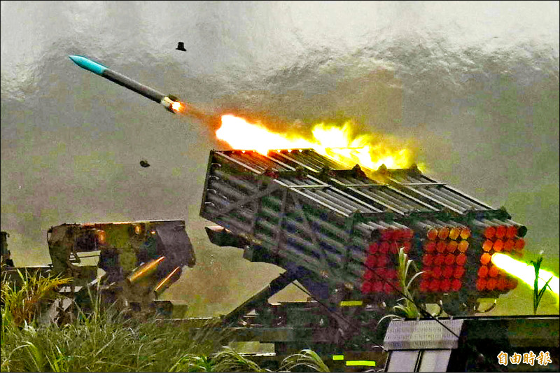 無畏雨彈狂炸 陸軍重砲實彈射擊
