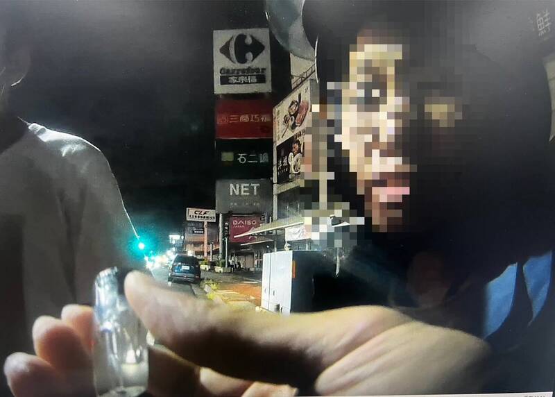 男騎車拒檢狂飆 後座吸毒女沿路丟喪屍菸彈