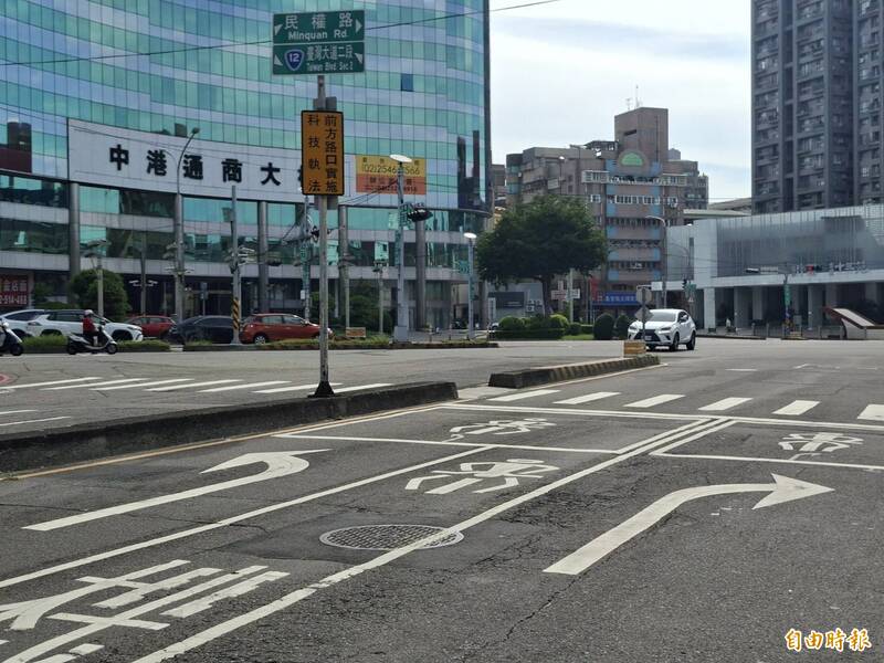 中市公益路上只有左右轉標線   直行駕駛傻眼「要我用飛的嗎？」