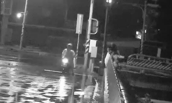 鳳山溪水位暴漲有人翻堤落水? 警漏夜巡查意外發現街友「秘密基地」