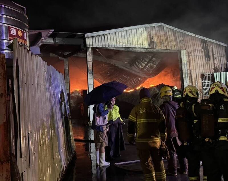 台南仁德塑膠原料廠陷火海 消防隊漏夜灌救