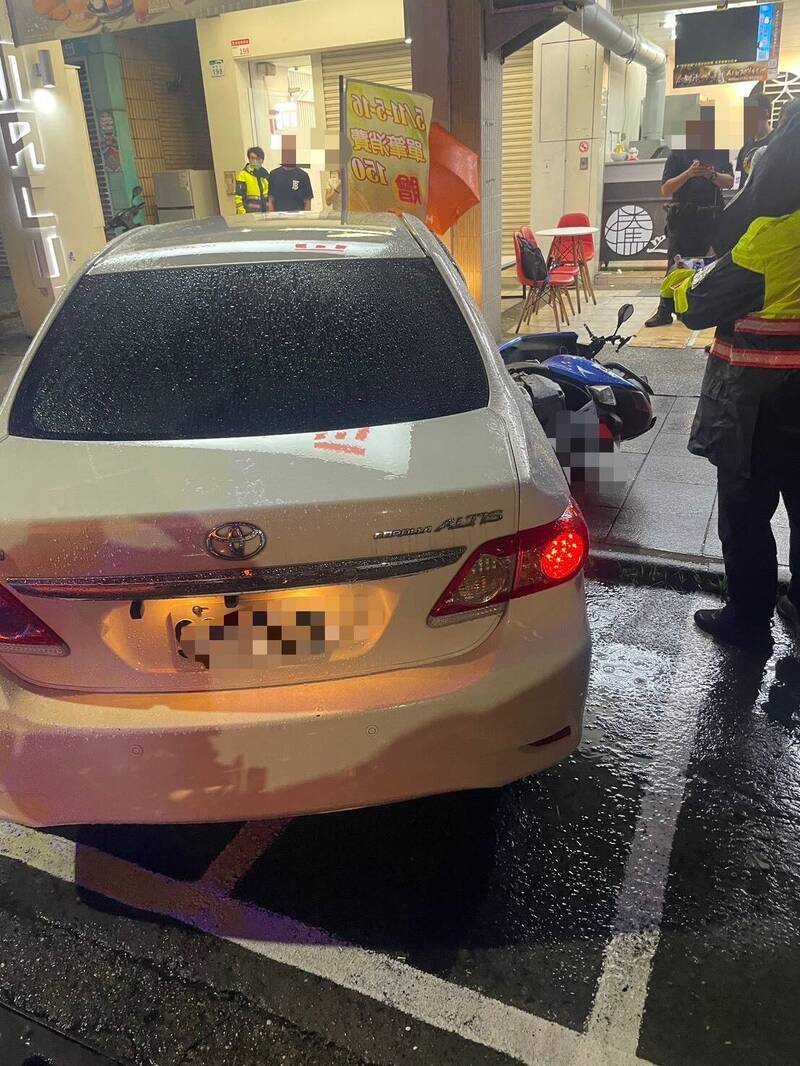 高雄雨夜行車糾紛  駕駛口角拉扯忘拉手煞車惹禍