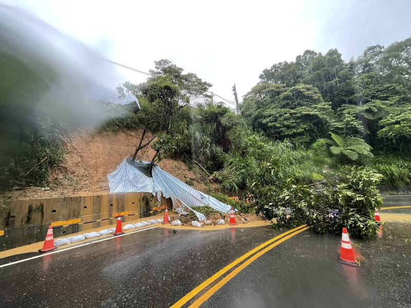 桃園市蘆竹大雨釀山坡土石滑落 警方緊急疏導交通
