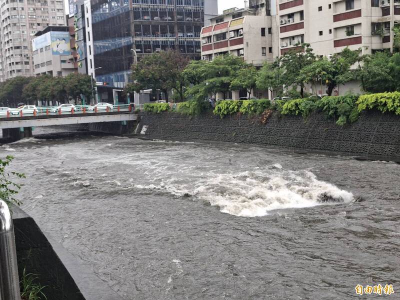 台中清晨大雨! 市區麻園頭溪水位暴升滾滾水流