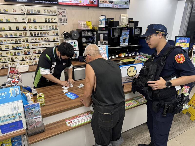 阿北夜衝超商買5千元點數卡 熱心民眾通報攔阻假交友真詐財