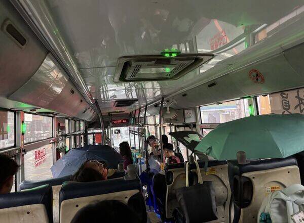 員林客運車頂狂漏雨乘客撐傘坐車 網友:移動式淋浴間?
