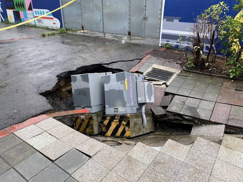 豪雨不斷!北市鄭州路人行道塌陷吞變電箱 警到場警戒