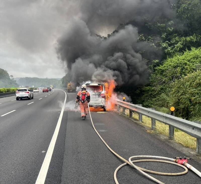國3新竹段汽車燃燒 車流一度回堵