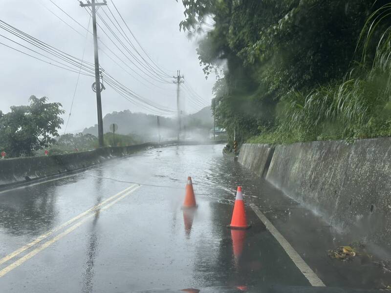 豪大雨中市東勢區東關路一度積水 機車險滑倒