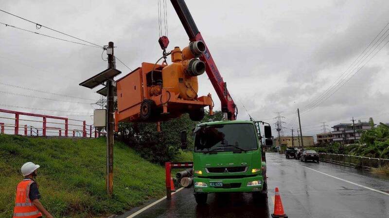 大雨下不停 台中和平區東崎路邊坡坍塌道路雙向不通