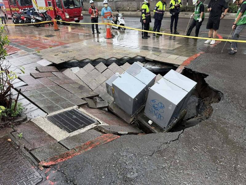 連續強降雨 北市大同區人行道陷落、人孔蓋位移