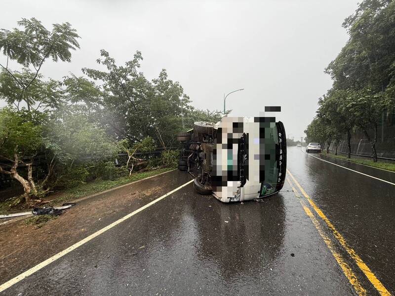 陽金公路客運小巴士翻覆！駕駛、乘客2人自行脫困送醫