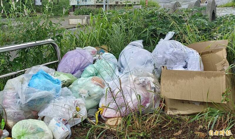 美景變調！「台版迷你萬里長城」淪垃圾場 夏日惡臭成市容毒瘤