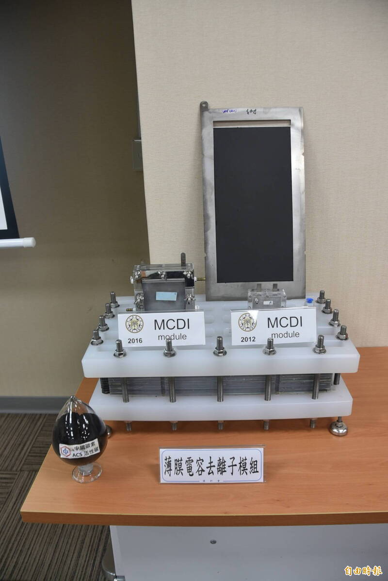 台大環工所研究團隊開發「電驅動分離濃縮技術」創新,採薄膜電容去離子技術,可將含氟廢水資源化。(記者吳柏軒攝)