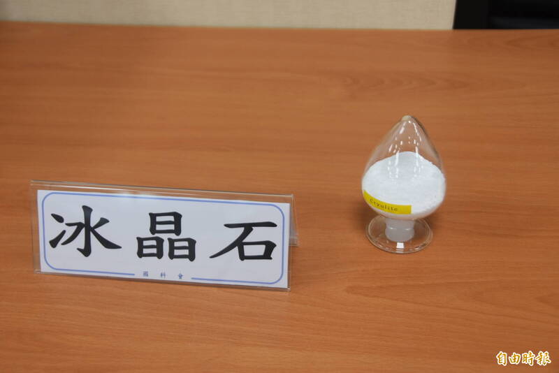 台大環工所研究團隊開發「電驅動分離濃縮技術」,透過電化學,將含氟廢水的氟離子濃度提升,進一步製成冰晶石,成為再利用資源。(記者吳柏軒攝)
