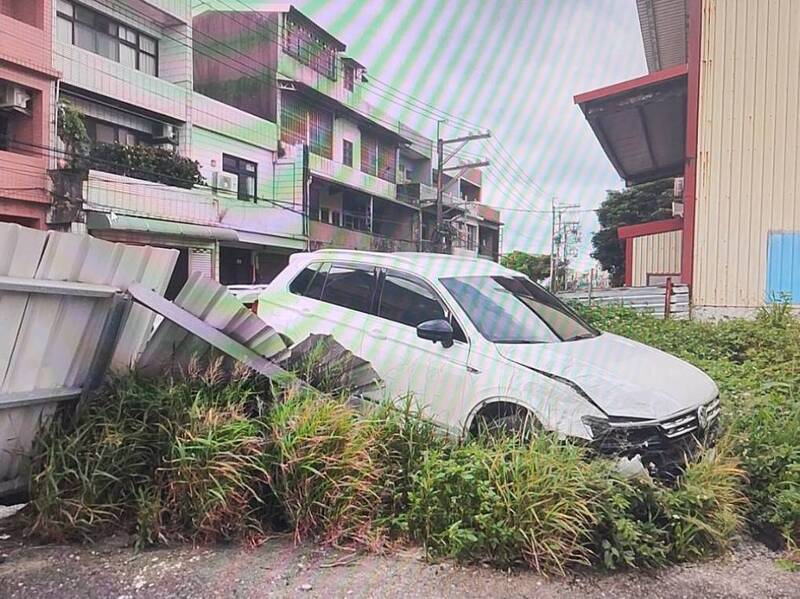 休旅車連撞圍籬影片曝光 情侶爭吵後情緒失控引關注