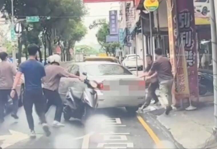 車手想踩油門落跑!台中多警飛撲包圍轎車 強勢開車門揪出畫面曝