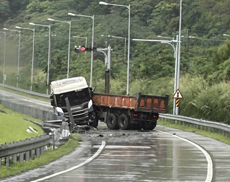 蘇花改南澳地磅站砂石車自撞護欄 車頭180度轉頭
