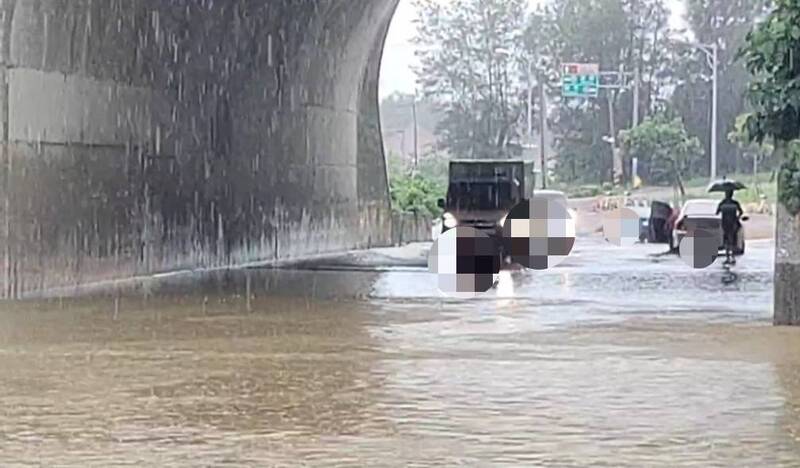 驚險！苗栗竹南崎頂隧道淹大水 轎車涉水熄火「卡車」