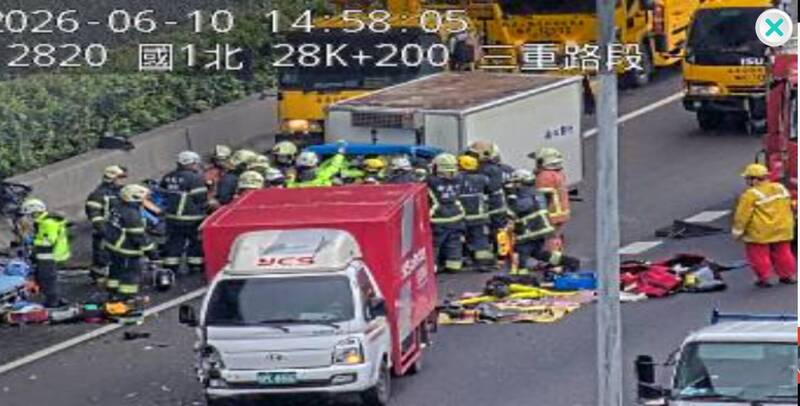 汐五高架4車連撞 貨車駕駛一度受困