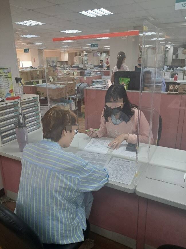 女染酒癮欠罰鍰無力償還！臨櫃辦分期突落淚 執行署拉她一把