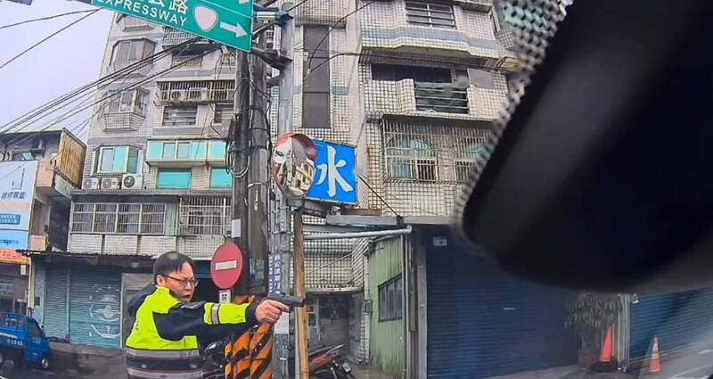 警方車陣中亮槍逮捕詐騙集團收水手與車手