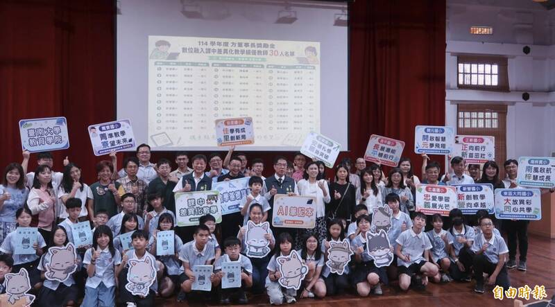 「藏鏡人老師」獻聲數學課 學生驚呼:是小哲市長
