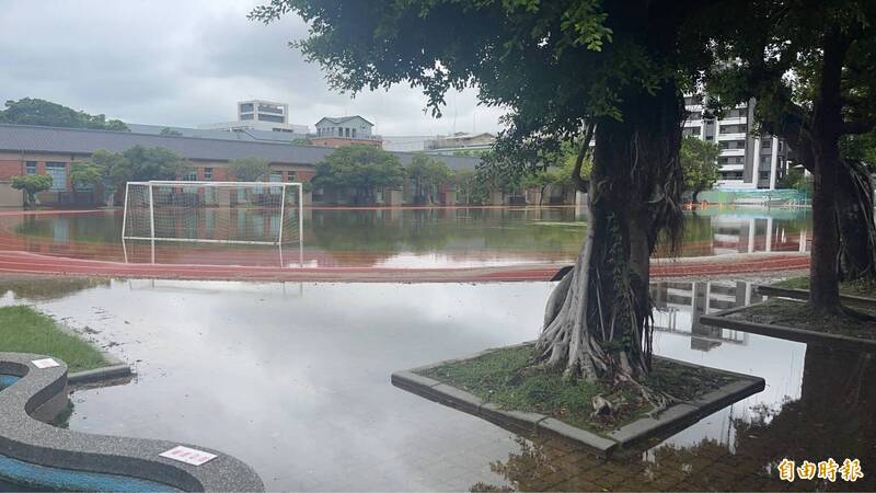 大雨狂炸台中海線！清水國小明畢典 操場淹成泳池