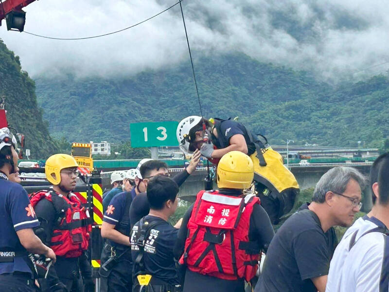 烏溪溪水暴漲3工人受困 消防員垂降溪床救人